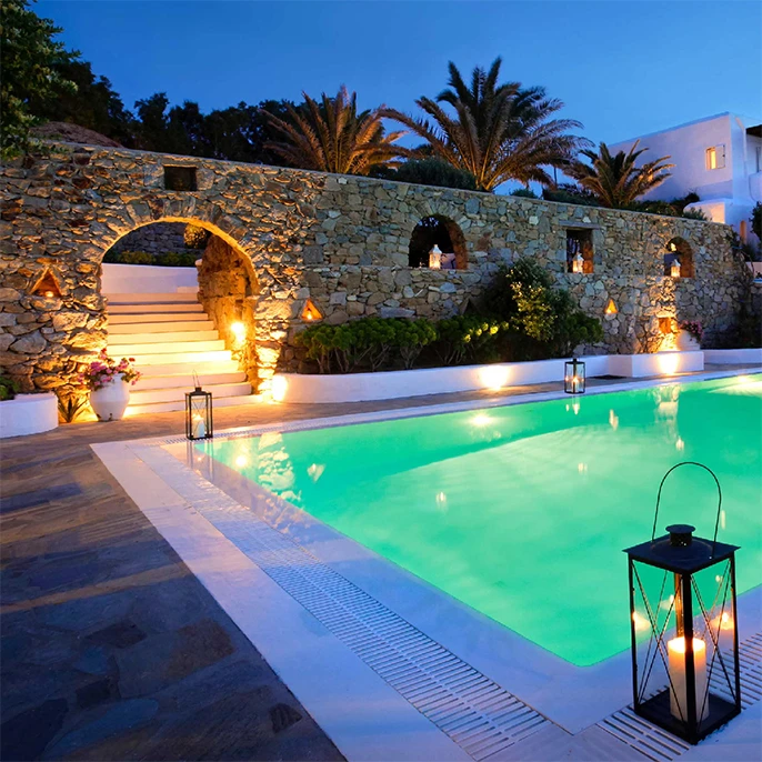 Jardin iluminado con luminarias LED para exterior